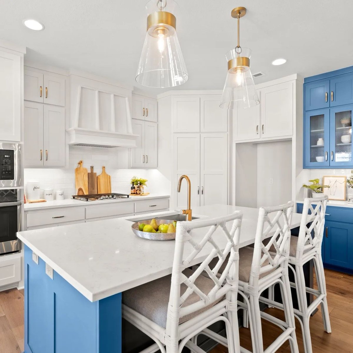 A pop of color can really change up a room. The blue really makes this kitchen stand out 😍
.
.
.
.
#ihavethisthingswithfloors #interiors4all #contemporaryhome #modernhome #interiorinspiration #interiorgoals #marble #kitchen #kitchengoals
Media Source: instagram.com/p/CdEB4_5LrNn/