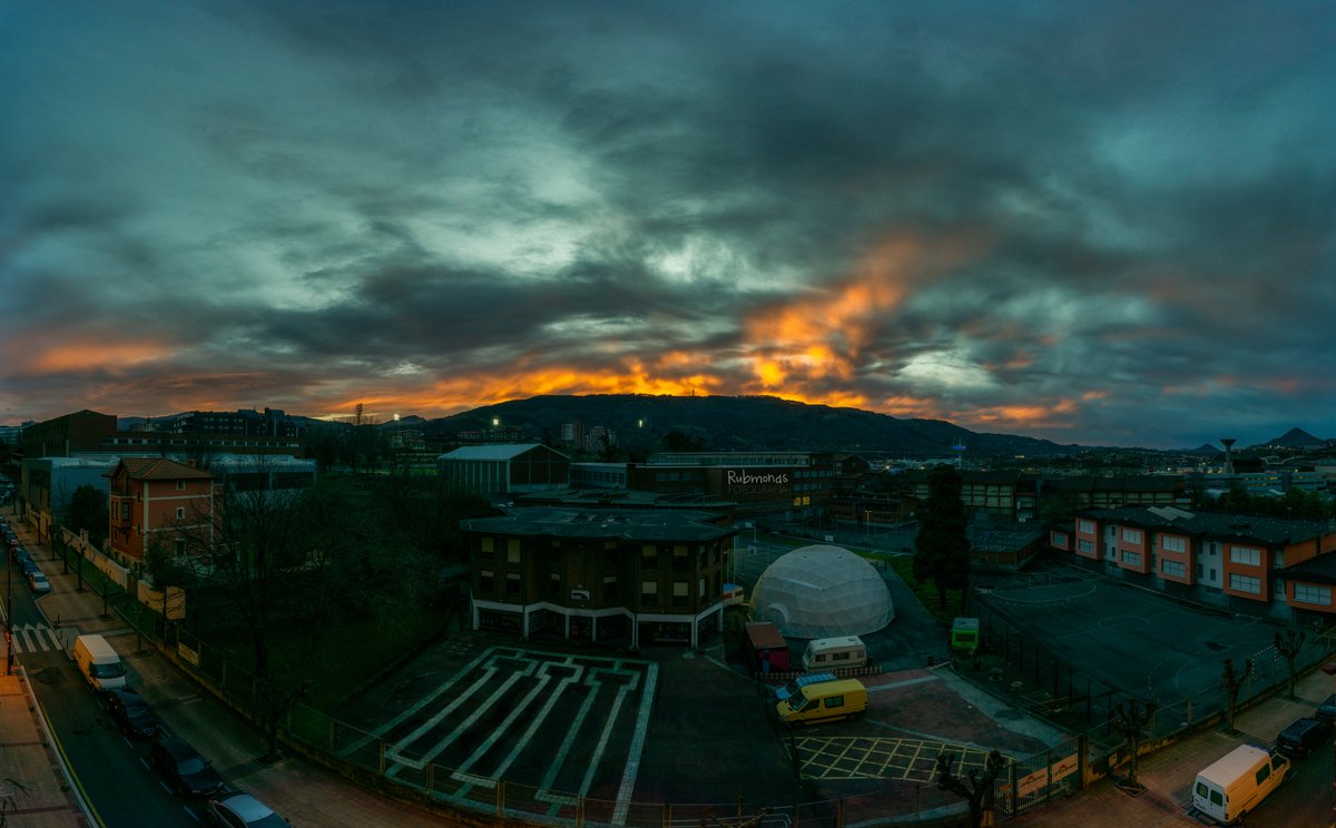 Esta es la otra foto que mandé al concurso organizado por ABK. 
Tenía que salir la #Barakaldosa en la foto, y se me ocurrió alterar el dibujo del suelo del <a href="/BAIEskola/">BAI Antzerki Eskola</a>   (también en homenaje a los recientes <a href="/PremiosGoya/">Premios Goya</a>) y #Zirkodomoa #Barakaldo #trapagaran <a href="/infobarakaldo/">infobarakaldo</a>