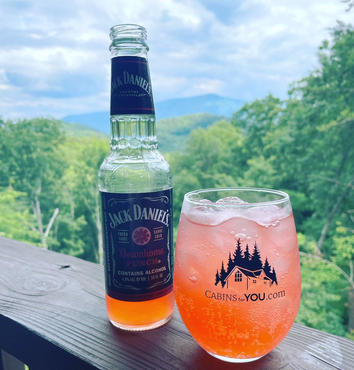 VA_Girl48's tweet photo. @CabinsForYou ⛰🥂❤️ 
Mountain paradise and @JackDaniels_US only seemed fitting for this #Tennessee Mountain View. https://t.co/sJ6JZsWnh5