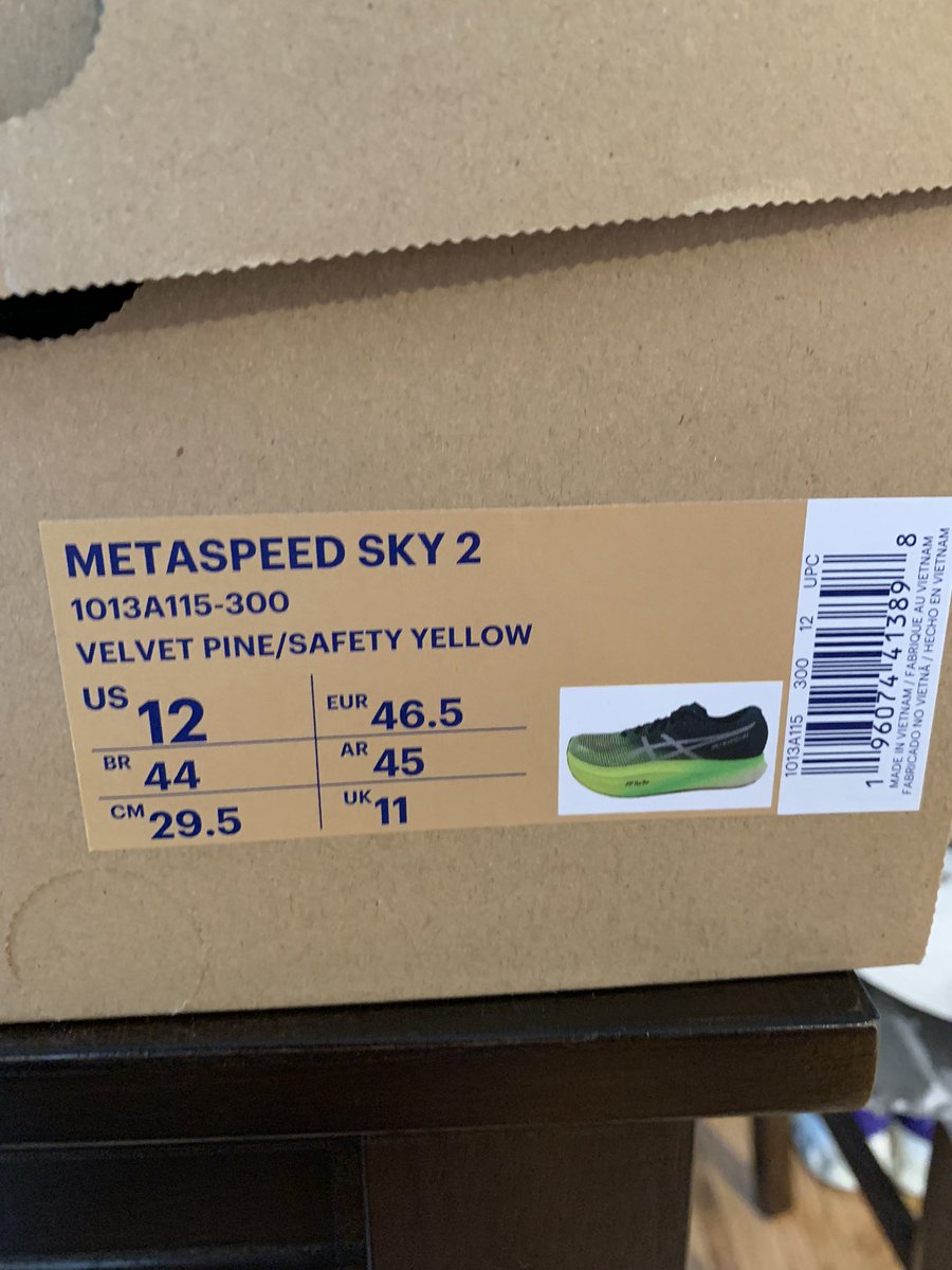 In for review is the ASICS Metaspeed Sky+ (or as the box says, Sky 2 😉)! Stay tuned for my@first impressions and comparisons