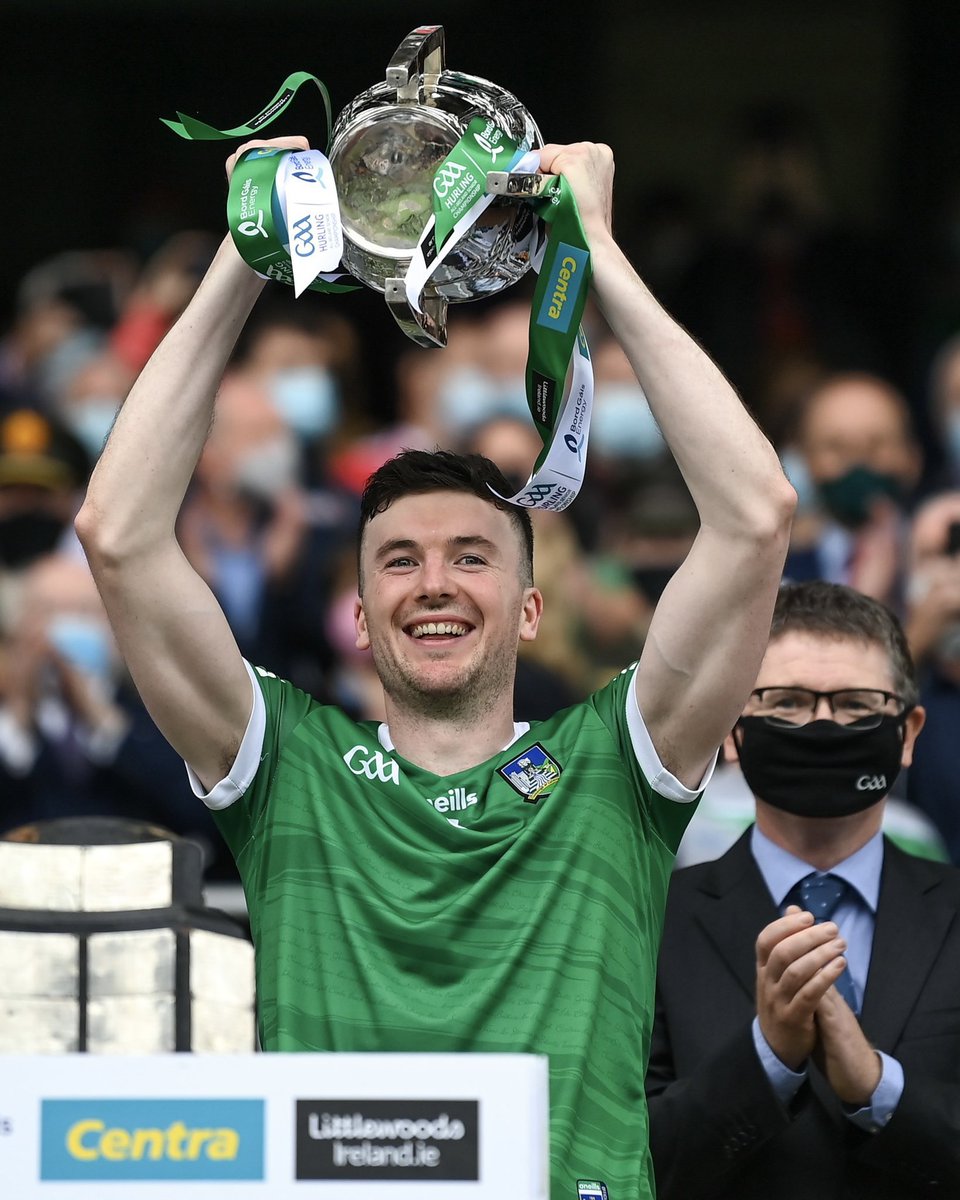 catkehoe's tweet image. #LuimneachAbú 💚🤍💚🤍 My nerves are shot - well done #Limerick #ClarevLimerick