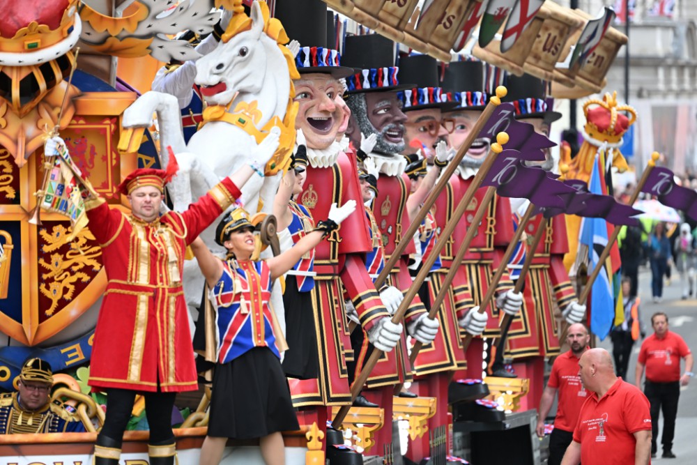 TelegraphPics's tweet photo. Take a look at our Platinum Jubilee Day 4 in pictures: Incredible pageant rounds off a spectacular weekend of celebration #PlatinumJubileePageant #PlatinumJubilee #PlatinumPageant https://t.co/Z72jz5UsL1