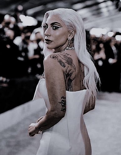 Here comes the 𝙗𝙧𝙞𝙙𝙚 .

— #frostsummerswedding