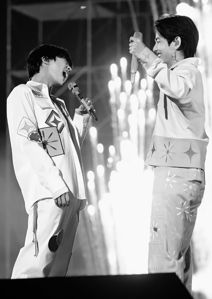 taejinshour's tweet photo. taehyung’s fond smile while seokjin’s singing https://t.co/QntngCt9ML