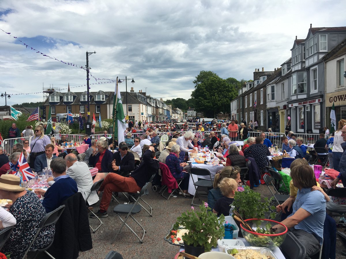 GerryHassan's tweet photo. Glorious weather &amp; really convivial atmosphere in Kirkcudbright over the weekend. People coming for #SpringFling2022 art &amp; crafts, to enjoy live music &amp; have a street party &amp; mark the #PlatinumJubilee. Am not pro-monarch but understand people coming together for fun &amp; connection. https://t.co/yLL8Z5jCuF