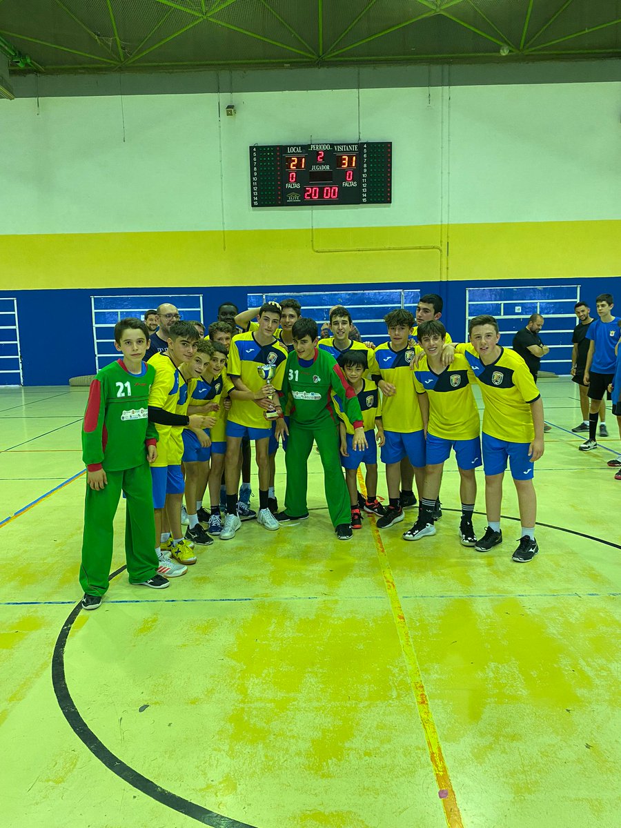 FCYLBM's tweet photo. INTERPROVINCIAL MASCULINO 🏆🤾🏽♂️
🥇 Los chicos de #Valladolid, dirigidos por Eduardo Izquierdo, se hacían con la medalla de oro.
Gran torneo, chicos 👏
#cylesbalonmano
#handballkids
#balonmano https://t.co/9aatmMzGLC