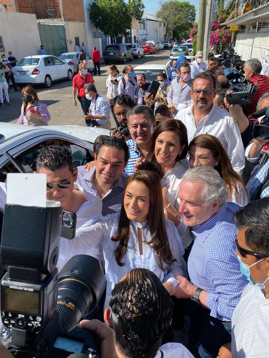 SantiagoCreelM's tweet photo. Con compañeras y compañeros de @diputadospan, acompaño a @TereJimenezE a votar en Aguascalientes.

¡Hay mucha energía y entusiasmo en este gran día! https://t.co/kjiyjHbjMq