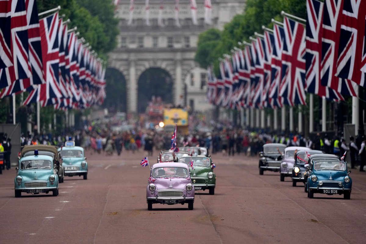 FCDOGovUK's tweet photo. The Queen has been a source of continuity and stability throughout years of tremendous change in International affairs.  

The Platinum Jubilee Pageant today at Buckingham Palace told the story of The Queen's remarkable reign.
 
#PlatinumJubilee #HM70 #PlatinumJubileePageant https://t.co/enlipl0yqL