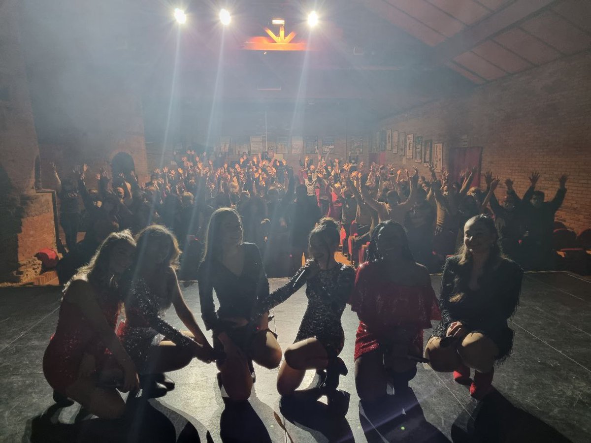 6IDmusic's tweet photo. 🛑Os traemos una super noticia Ideals🛑
👉Este mes volvemos con todo, en unos días anunciaremos algo que os encantará.
¡Estar alertas!
Selfies de los últimos conciertos <3
#girlband #girlpower #musica #music #madrid #capela #acappella #6idmusic #6ID #concierto https://t.co/nWvEJPi12Z