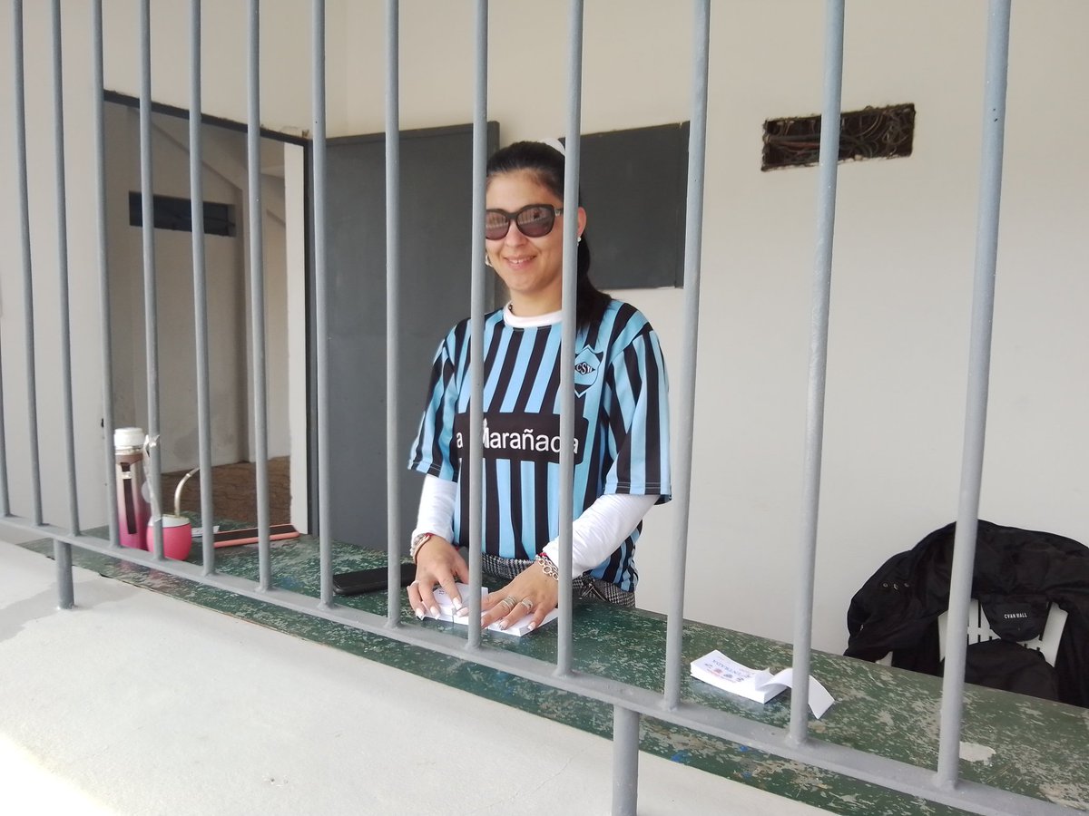 MaauriDelgado's tweet image. Boleterías abiertas

Desde hace media hora, se encuentran abiertas las boleterías del Estadio Silvestre Octavio Landoni, para el doble turno por la Copa de Clubes B. 

A las 14:00 abren fuego Molles y Wanderers; a las 16:00 Sportivo Yí VS Central. 

Entradas $200.. 
#AM960