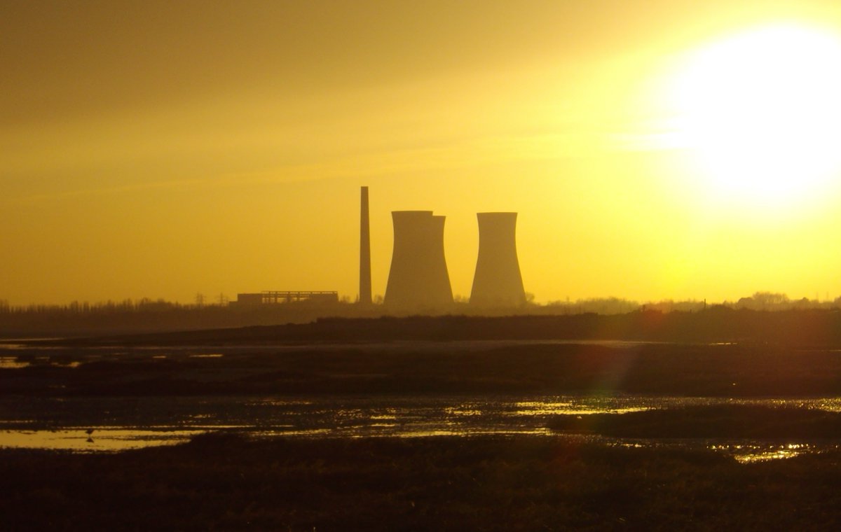 The cooling towers of Richborough Power Station before they were demolished.
#Landscapedrawing #landscapewriting #Historiclandscape #therememberedlandscape
  #kentcoast #Edgeland #Changinglandscape