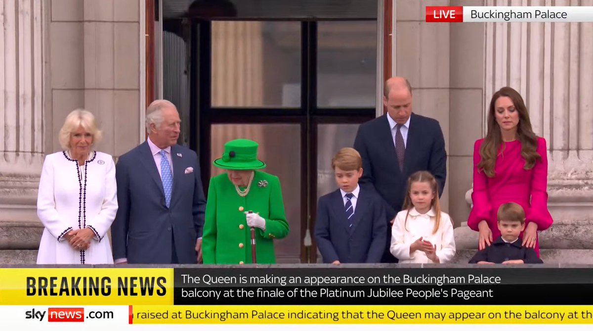 NewsAlertUK_'s tweet photo. Queen makes surprise appearance on balcony of Buckingham Palace on last day of Jubilee weekend. #Jubilee https://t.co/RdxIzpMwlV