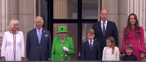 Here she is!!

The final Royal balcony appearance of the #PlatinumJubileeCelebration 

#Royal #QueenElizabethll #PlatinumJubilee #Monarch #Monarchy #Queen #Princess #ElizabethII #BuckinghamPalace #HolyroodPalace #Balmoral #WindsorCastle #WestminsterAbbey #RoyalFamily #Summmer2022