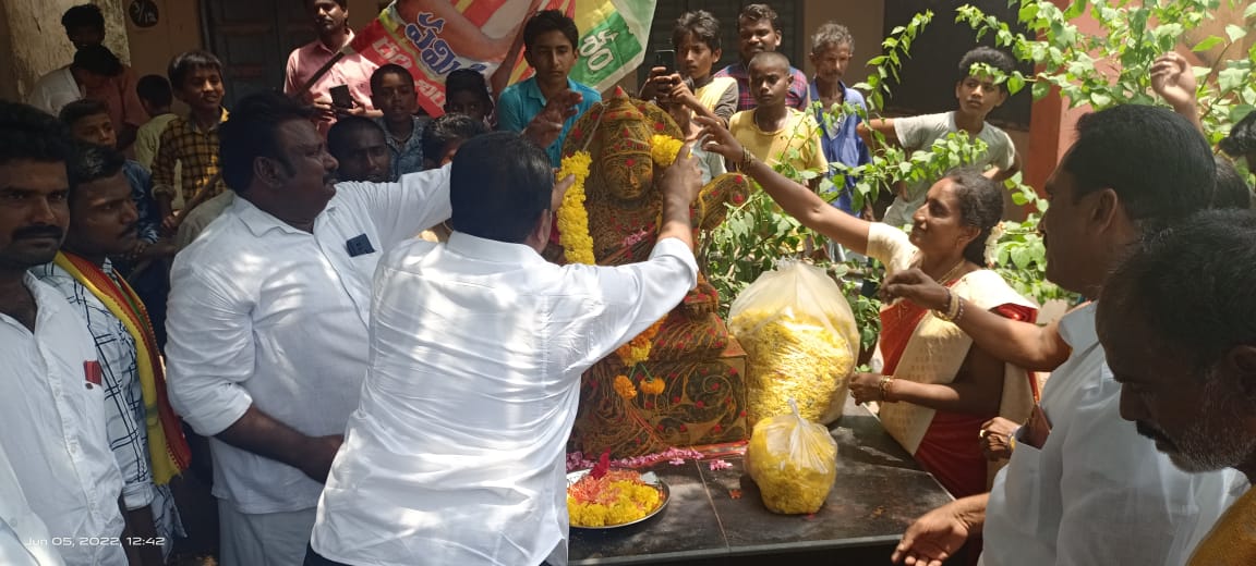 PRameshDarsi's tweet photo. తాళ్లూరు మండలం లక్కవరం గ్రామంలో పాఠశాలలో సరస్వతీ దేవి విగ్రహానికి పూలమాలలు వేసి, అనంతరం పేరంటాలమ్మ అమ్మవారిని దర్శించుకున్నాను. ఎస్సీ కాలనీలో పక్షవాతంతో బాధపడుతున్న టిడిపి కార్యకర్త గర్నేపూడి సుబ్బయ్యను పరామర్శించి, వైద్యఖర్చుల నిమిత్తం 10 వేల రూపాయల ఆర్థిక సహాయం అందజేశారు. (1/n) https://t.co/OyHXnwShqV