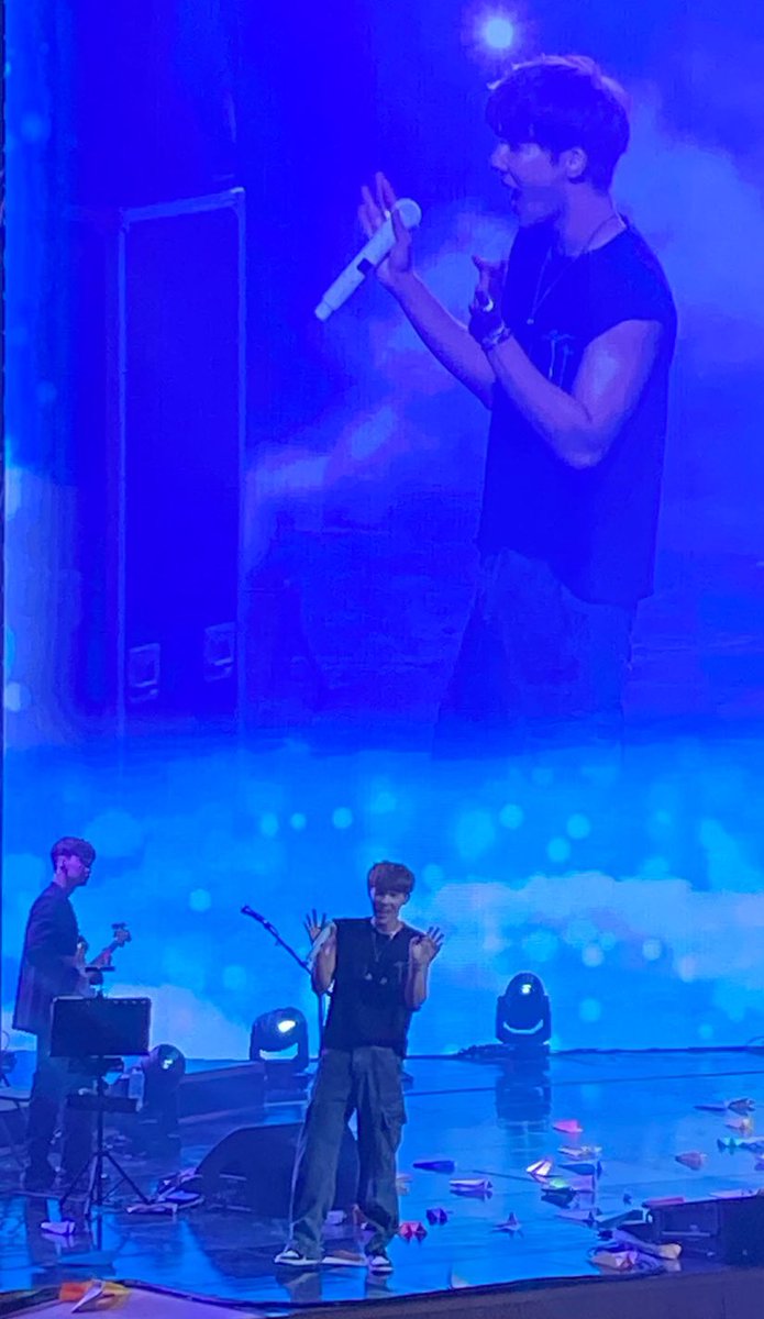 meyouuu_01's tweet photo. 20220605 덕질하면서 처음 가본 떵규 콘서트 앵콜에 앵앵콜에 진짜 미쳐따 특히 60초랑 I Need You 듣자마자 눈물 광광 흘림ㅜㅜㅜㅜ 그리고 밴드 사운드랑 김성규 목소리 합 미쳤음..!!! ㄹㅇ 밴드분들한테도 입덕한듯ㅜㅜㅜ 이환님이랑 제리님 스틱, 피크 주는거보고 반함

#김성규 #성규 #허즈밴드 https://t.co/Moe4H8USx9