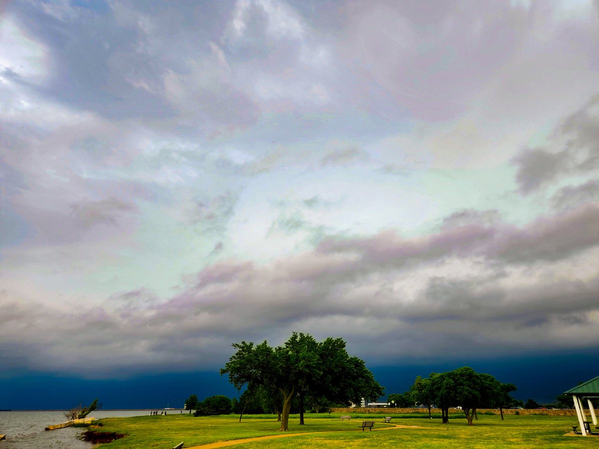 watsup_c's tweet photo. Lake Hefner, OKC
10 minutes before the storms rolled in and the sky turned black. https://t.co/QfVNFxZsdr