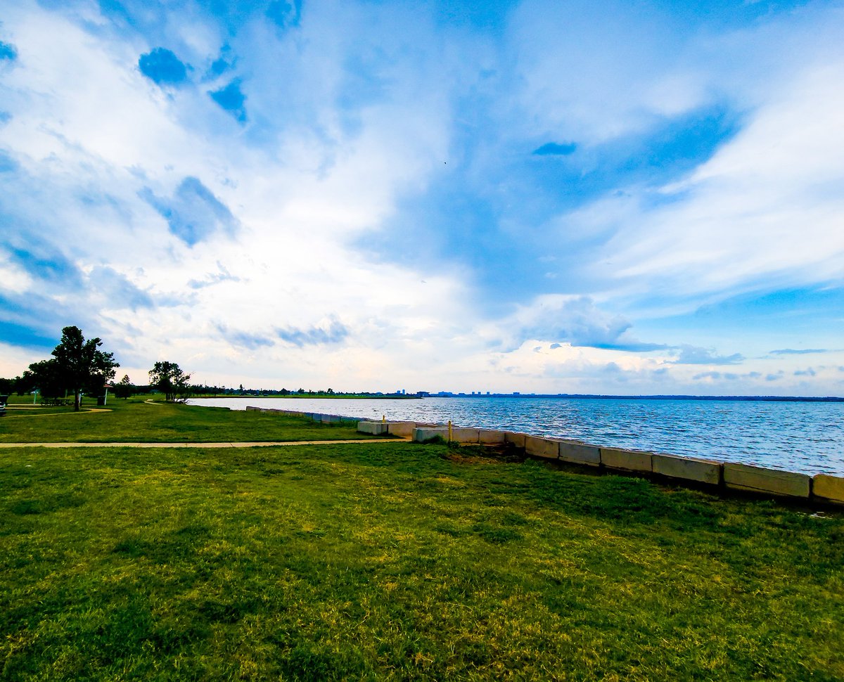 watsup_c's tweet photo. Lake Hefner, OKC
10 minutes before the storms rolled in and the sky turned black. https://t.co/QfVNFxZsdr
