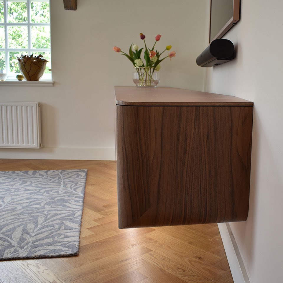RobbrechtMeubel's tweet photo. De inspiratie voor dit zwevend #dressoir is gekregen door de balken in de zoldering van de dit pand uit de 17e eeuw. Als een balk steekt dit dressoir uit de muur. Om het geheel een vriendelijke uitstraling te geven is het uiteinde afgerond. #meubelmaker #maatwerkmeubilair #meubel https://t.co/ngSGr1TAle