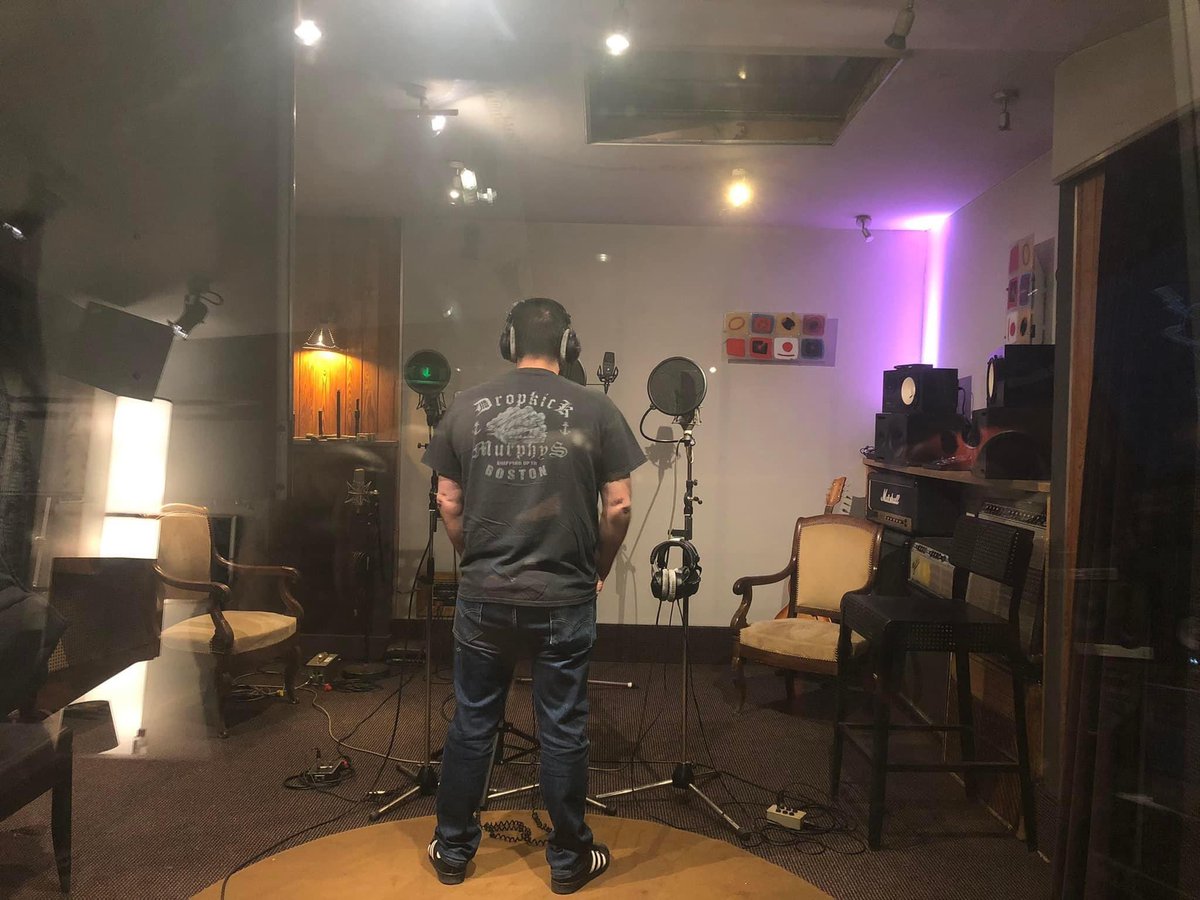 lostrespuntosfr's tweet photo. Grabando  Voces y Coros en Studio Garage - Paris Ménilmontant
Continuará... https://t.co/aJj4q8WFLJ