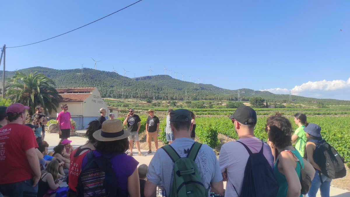 Arribem al <a href="/Masvicens/">Celler Mas Vicenç 🍷</a> acompanyades per #XarxaSud, <a href="/gepecedc/">GEPEC-EdC</a> i Plataforma Sostenible del Camp.

🔥 Comparteixen els impactes i les agressions al territori que generen els macroprojectes eòlics, fotovoltaics i les línies de Molt Alta Tensió. 

#Volt5 #TerritorisEnLluita