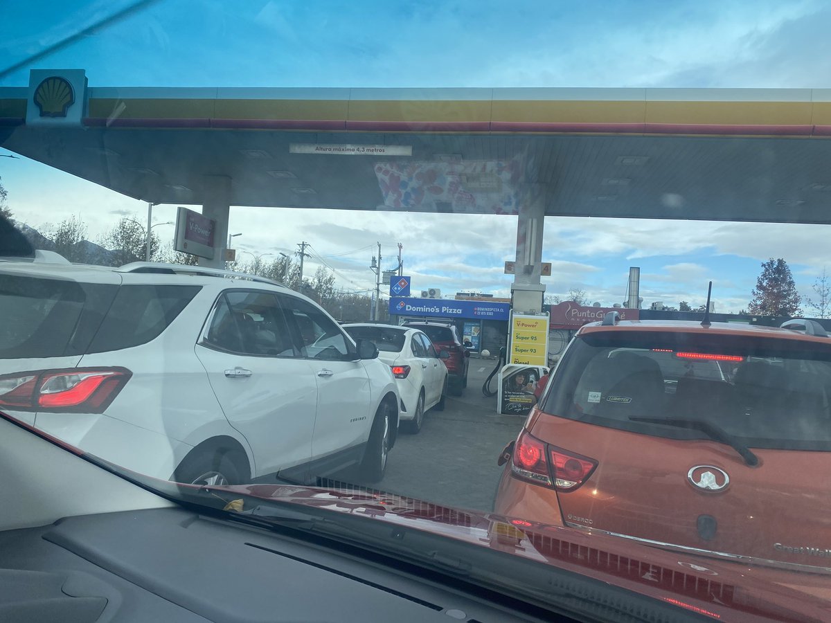 foalvara's tweet photo. Reducción de costos por parte de la administración en Shell ubicada en Av. La Florida con Av. El Peral. 2 trabajadores para 6 puntos de atención. Taco ya da hasta afuera en la avenida https://t.co/8pPr6UDg5c