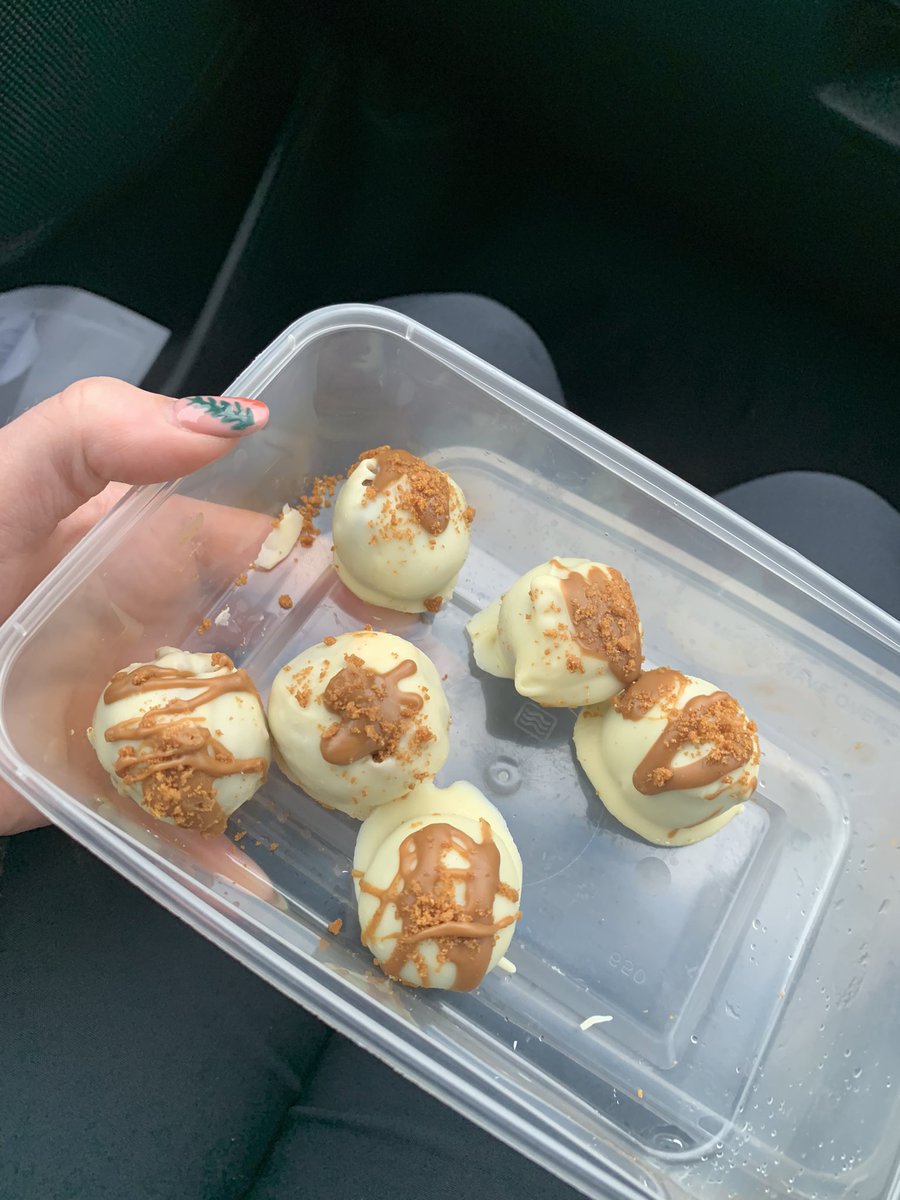 Bank holiday shift ✅ Breakdown customer mobile ✅ Poped some activity packs for the kids and treats for the parents in this breakdown customers car to keep the kids entertained,and @ShannonHealERAC and I received some home made truffles off a comp sat customer! #CustomerService