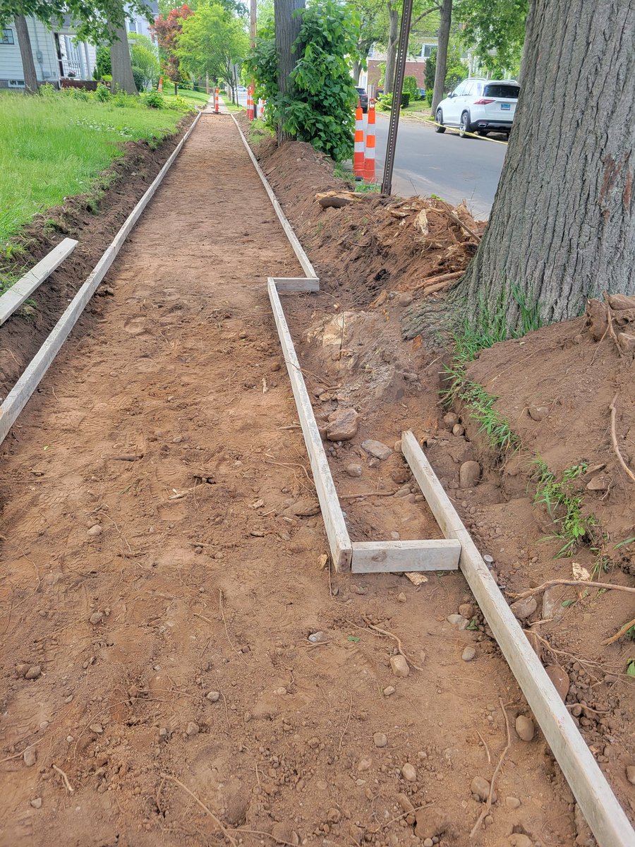 DanielP_Studio's tweet photo. @LBNewHaven @CTDOTOfficial @carolinetanbee @doughausladen @benberkowitz @robrocke @urbandata @harper_annie @hacibey Not too far from Dayton street on Elm St and Marvel rd is this example of paving a sidewalk around a tree. Seems like a simple solution. https://t.co/nUYfHiZVDe