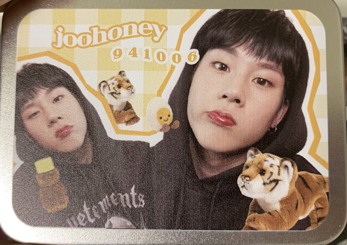 Honey_filled's tweet photo. @JUSTLOVE_0514 
몬엑고사 당첨물품 틴케이스 잘 받았습니다!! 정말 너무너무 이뻐요 ㅠㅠ 특전들도 다 챙겨주셔서 너무너무 감사합니다💖 https://t.co/ODu7nmv2op