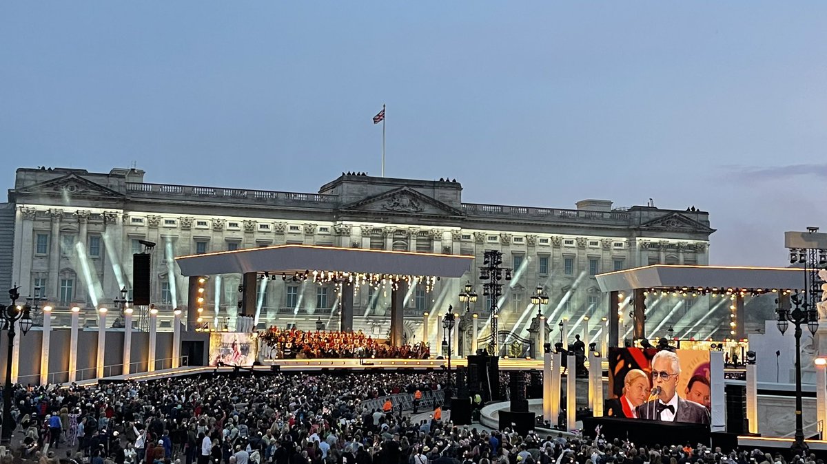 Luke_Tester's tweet photo. What an incredible #PlatinumJubilee weekend!

It was a privilege to be part of the 70 #PlatinumChampions at the #PlatinumPartyatthePalace. An incredible show, celebrating an incredible lady in style! https://t.co/Pf8l6VvrFY