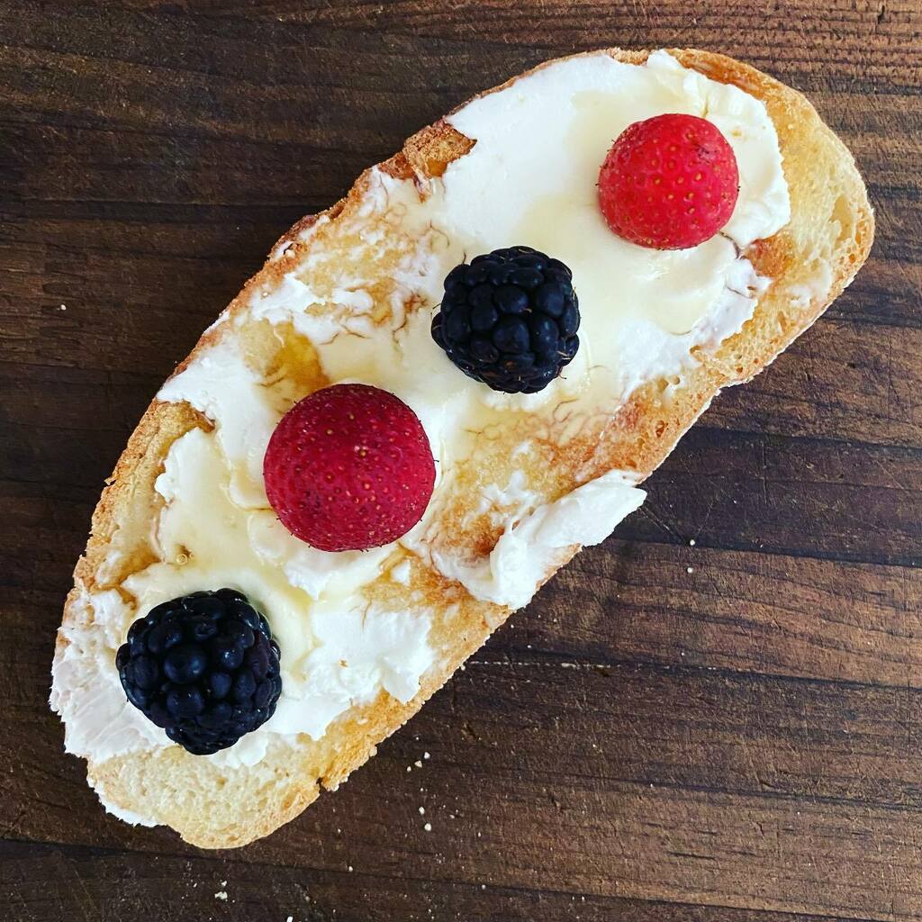 JenniferD_MUA's tweet photo. Berries from the garden and honey from the neighbors. #hyperlocalfood https://t.co/dVl3ZeQKo8 https://t.co/SqWg5U1zLU