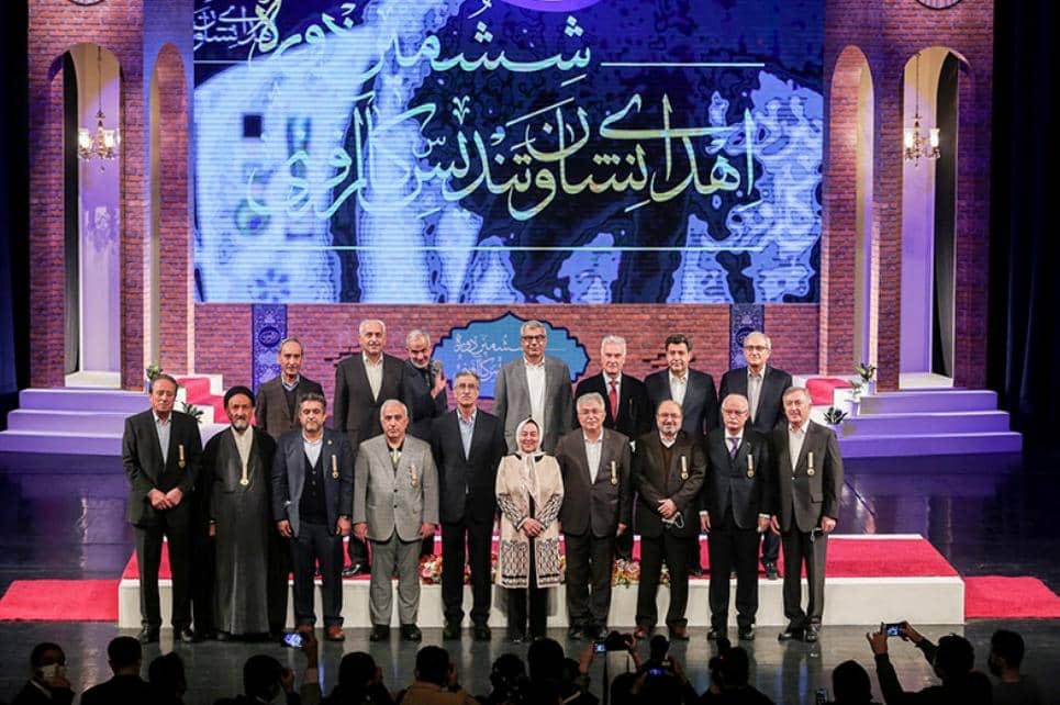 masoudkhansari's tweet photo. سید محمود دعایی چهره فرهنگی برجسته ای در کشور بود که ما در اتاق تهران به پاسداشت چند دهه فعالیت فرهنگی نشان امین الضرب را به او اهدا کردیم. او نگاه ویژه ای هم به توسعه داشت و همیشه بر کارآفرینی تاکید می کرد و معتقد بود برای بهبود معیشت  مردم باید به کارآفرینان  توجه ویژه شود. https://t.co/OyBQpbzrVb