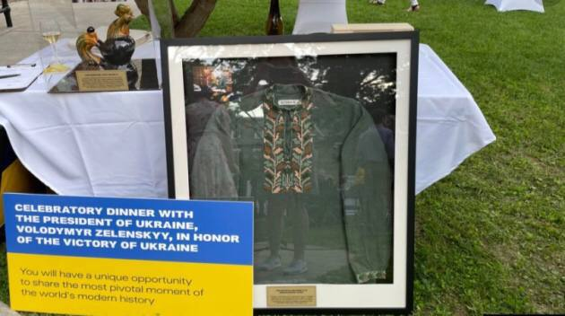 TranslatedwarEN's tweet photo. Volodymyr Zelensky's embroidered shirt, which he wore on May 19, sold for $ 100,000 at a charity auction in the United States
The buyer was the law firm Asters USA. The auction took place in Washington. https://t.co/joq3unQHDl