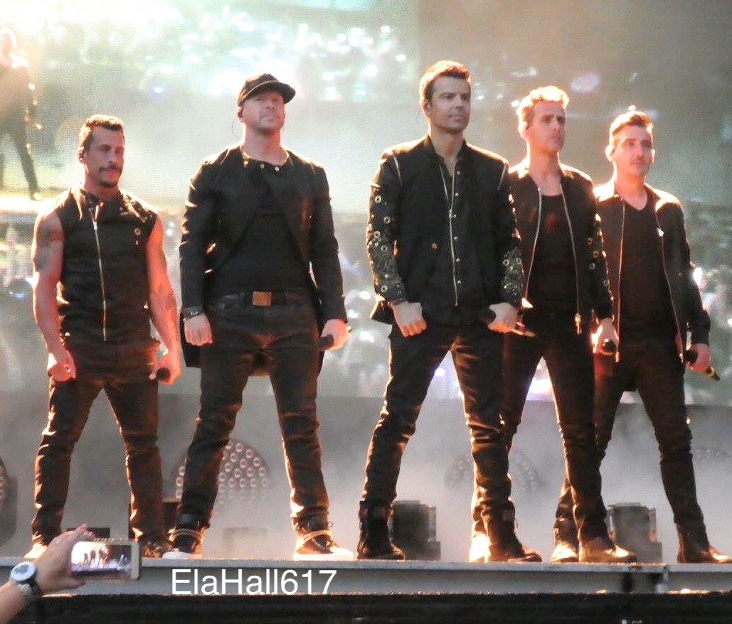 ElaHall617's tweet photo. T-10 😱🥳🥰 till #confettiland #trip1 #show1 #1of8 🥰🥰🥰 #nkotbmixtapetour2022 #MixtapeTour2022 🥳❤
@nkotb @DonnieWahlberg @joeymcintyre #jordanknight @JonathanRKnight @dannywood https://t.co/eMB5eb84qY