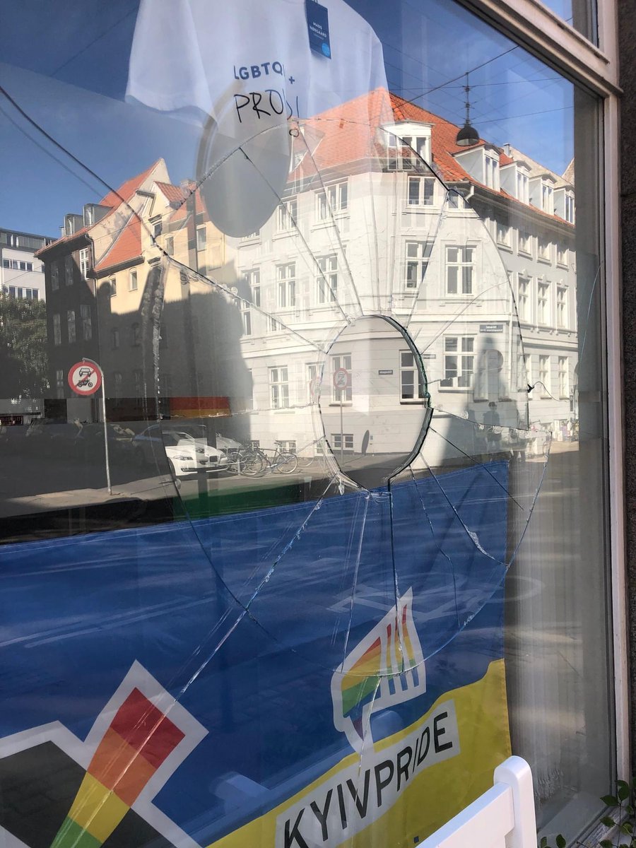 Imens #dkpol og #dkmedier ævler om wienerbrød er <a href="/CopenhagenPride/">Copenhagen Pride</a> og <a href="/lgbt_asylum/">LGBT Asylum</a> kontorer blevet ofre for hærværk