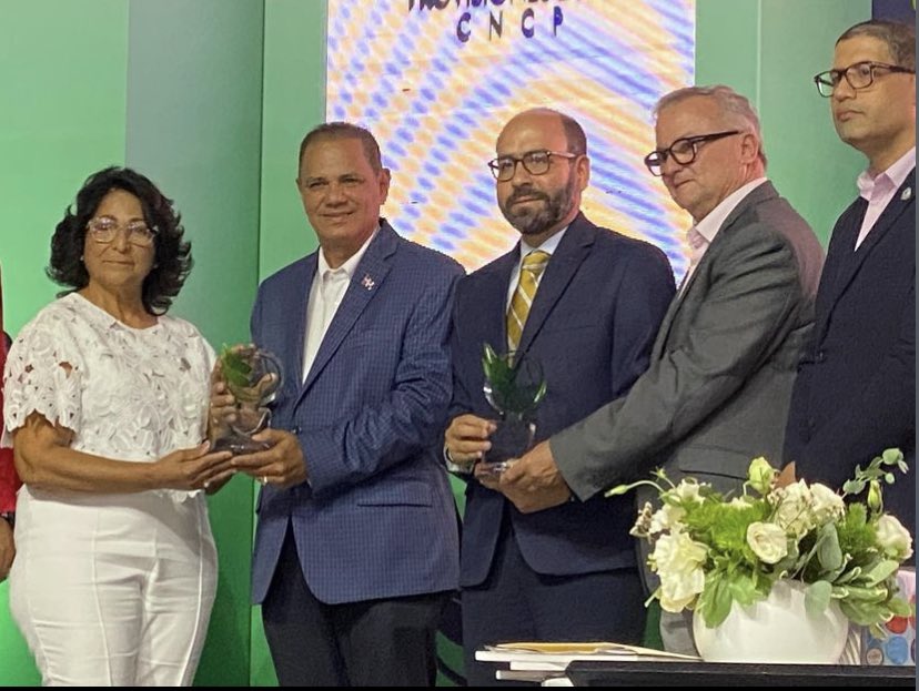 CRreynoso's tweet photo. Muy agradecido d haber sido reconocido y parte del panel junto a mi gran amigo y Viceministro Fomento a las Mipymes Sr.@drmoralespaulin d la tercera versión Expo-Provisiones 2022 @cncp_rd 
Mis felicitaciones al Sr.@julioper19 presidente del CNCP y toda su directiva
@grupobocel https://t.co/B2qT1lvMQK
