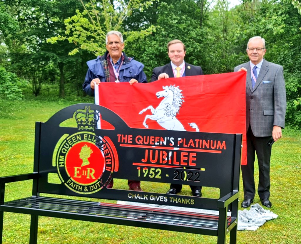 MeadeJordan's tweet photo. Pleasure to be at Chalk Church (@SeeOfRochester) to unveil this magnificent #PlatinumJubilee bench, which @sregdiral &amp; I co-funded from our @Kent_cc community fund. The bench &amp; garden restoration will be a lasting legacy for the village to enjoy for years to come. #Jubilee #GSTQ https://t.co/5NsEEu3VUn