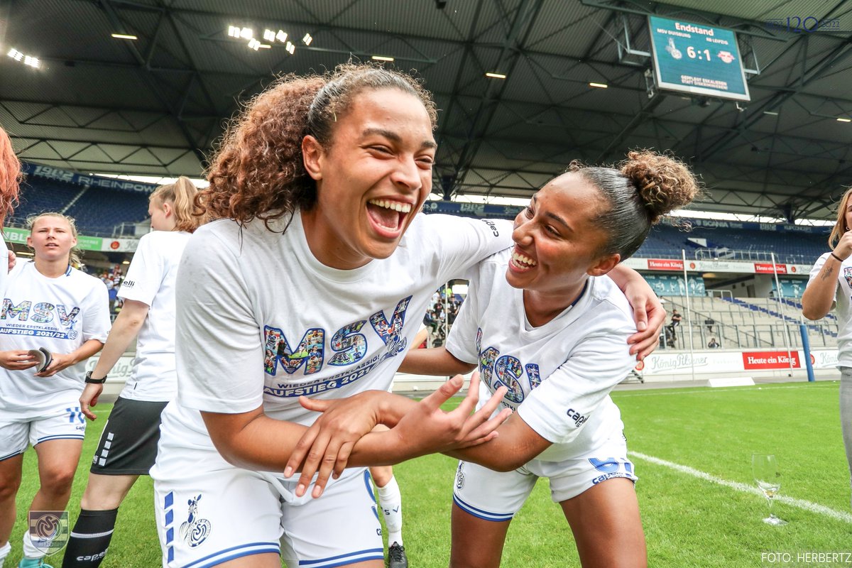 MSVDuisburg's tweet photo. Es flossen nicht nur Freudentränen, sondern auch das ein oder andere Aufstiegs-KöPi. 🍻
Unser Nachbericht zum spektakulären 6:1-Heimsieg unserer #Zebras. 📰
👉 https://t.co/YYWBLrdazC
#𝟙𝟚𝟘Jahre𝕄𝕊𝕍 #MSVRBL #2fbl #NichtOhneMeineMädels https://t.co/yTGYeeejMU
