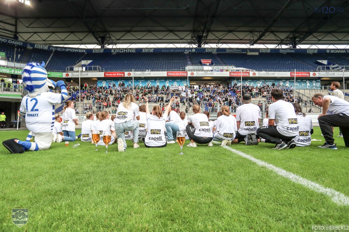 MSVDuisburg's tweet photo. Es flossen nicht nur Freudentränen, sondern auch das ein oder andere Aufstiegs-KöPi. 🍻
Unser Nachbericht zum spektakulären 6:1-Heimsieg unserer #Zebras. 📰
👉 https://t.co/YYWBLrdazC
#𝟙𝟚𝟘Jahre𝕄𝕊𝕍 #MSVRBL #2fbl #NichtOhneMeineMädels https://t.co/yTGYeeejMU