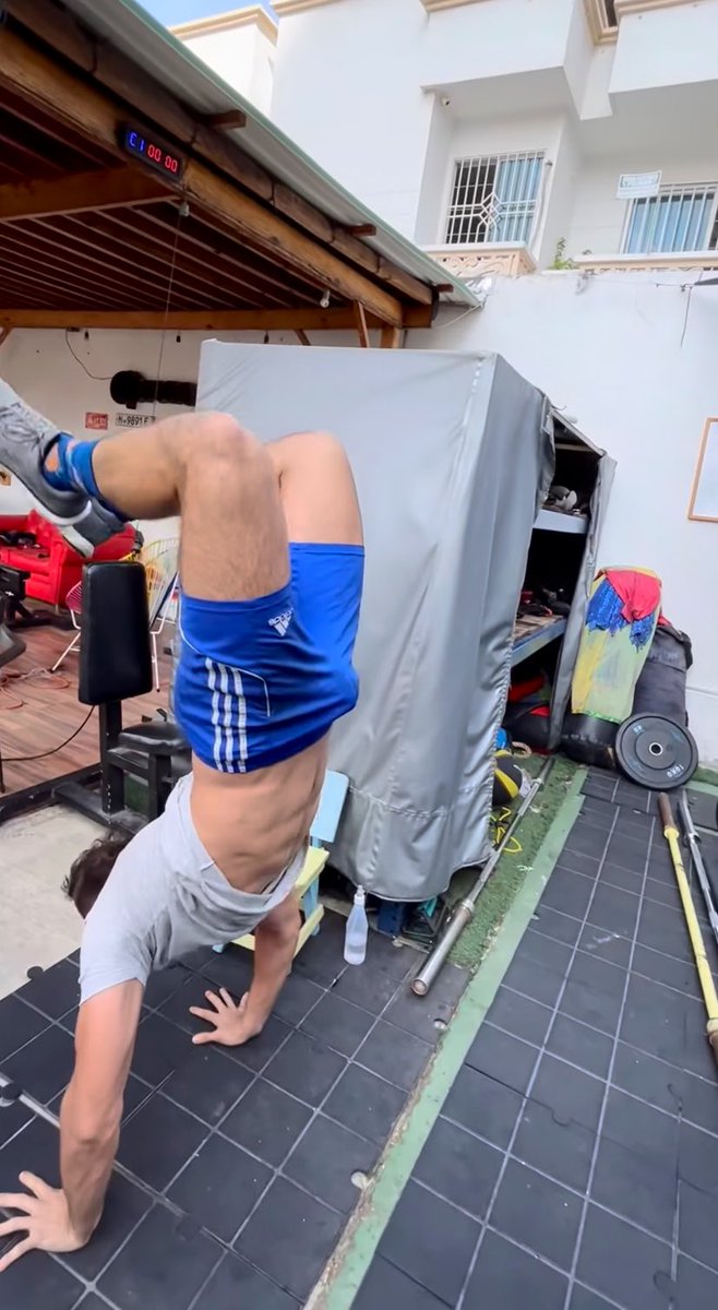 Bultosgye's tweet photo. Que morbo cuando los machos de CrossFit caminan de manos🍆
Casi que me hinca los ojos👀 https://t.co/UEp6DAgte8