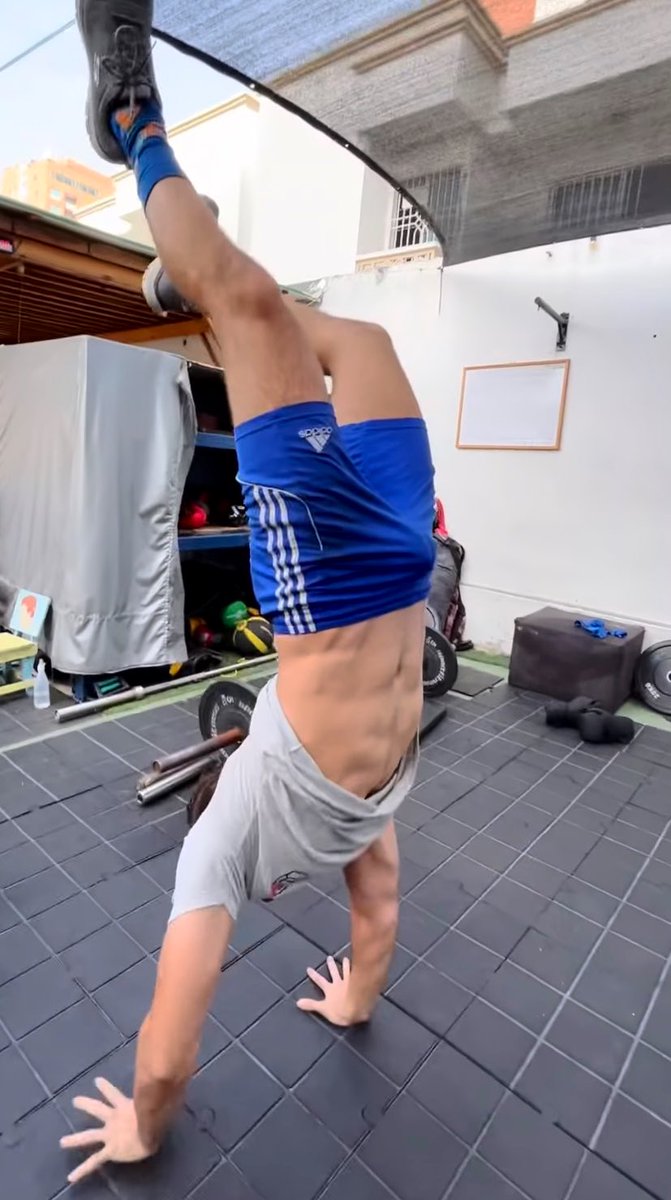 Bultosgye's tweet photo. Que morbo cuando los machos de CrossFit caminan de manos🍆
Casi que me hinca los ojos👀 https://t.co/UEp6DAgte8