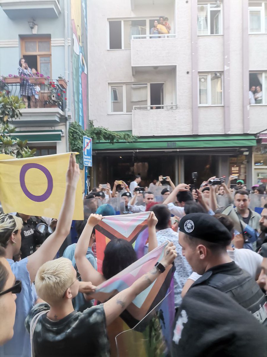 istanbulpride's tweet photo. Gözaltılar, baskılar bizi yıldıramaz! Onur yürüyüşü de varolusumuz da yasaklanamaz! #direnis #direnlubunya #direniyoruz #onurayikutluolsun #Pride2022 https://t.co/Wzx7Yx3hEj