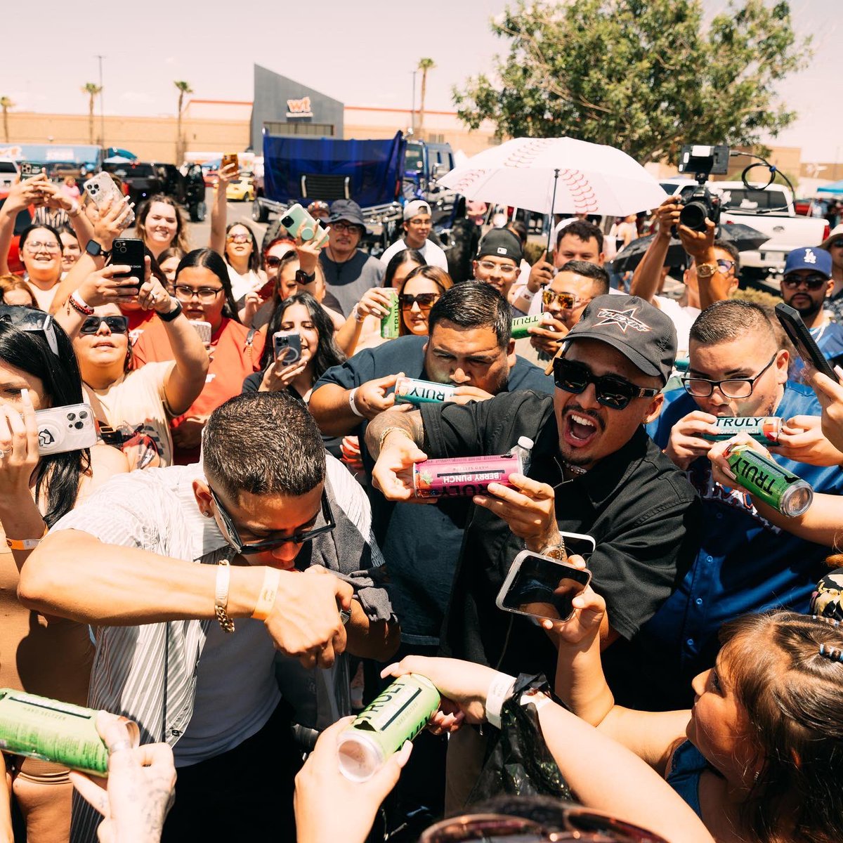 Another successful event in the books. El Paso really showed out. All my ppl who came from out of town you guys are amazing. 1,000+ ppl so many hugs and faces! I’m so happy and blessed to have this community supporting us. You guys are the reason. On to the next event 🤞🫂❤️🌎