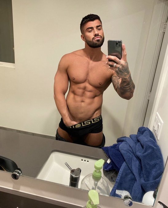 Get on your knees..  https://t.co/HscRjraObX https://t.co/XXgWNCN5rI
