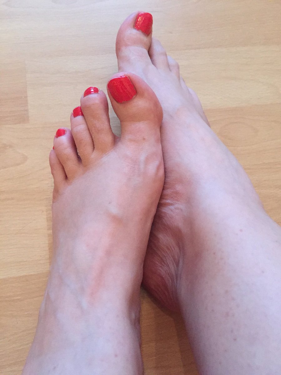 Na, zuckt dein kleiner #Zahlschwanz beim Anblick meiner schönen #Füße?? #feetlover #zahlschwein #geldherrin #findom #zahlsklave #femdom #paypig #rtgame #cashandgo