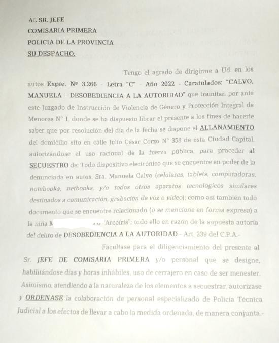 Pascualicchio's tweet photo. #URGENTE: hace algunas horas allanan la casa de la comunicadora riojana @lamanuc y se llevan sus herramientas de trabajo.

Manuela es parte del movimiento #NiUnaMenos en La Rioja y viene siguiendo el caso conocido como "Caso Arcoiris" https://t.co/FwhLHEPFXR