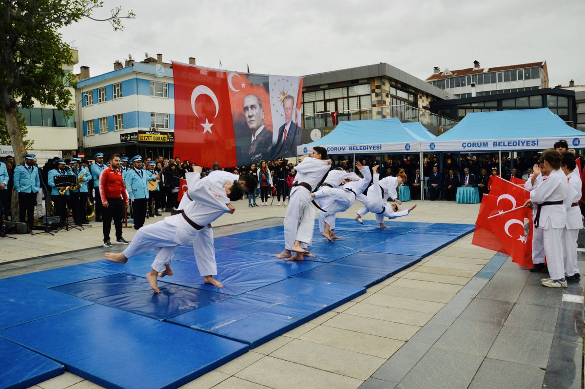 hakantastann1's tweet photo. @kasapoglu 
@gencliksporbak 
@GSB_Corum 
@CemilCaglar60 #tbt19Mayıs gösterimiz. https://t.co/orebStOuPC