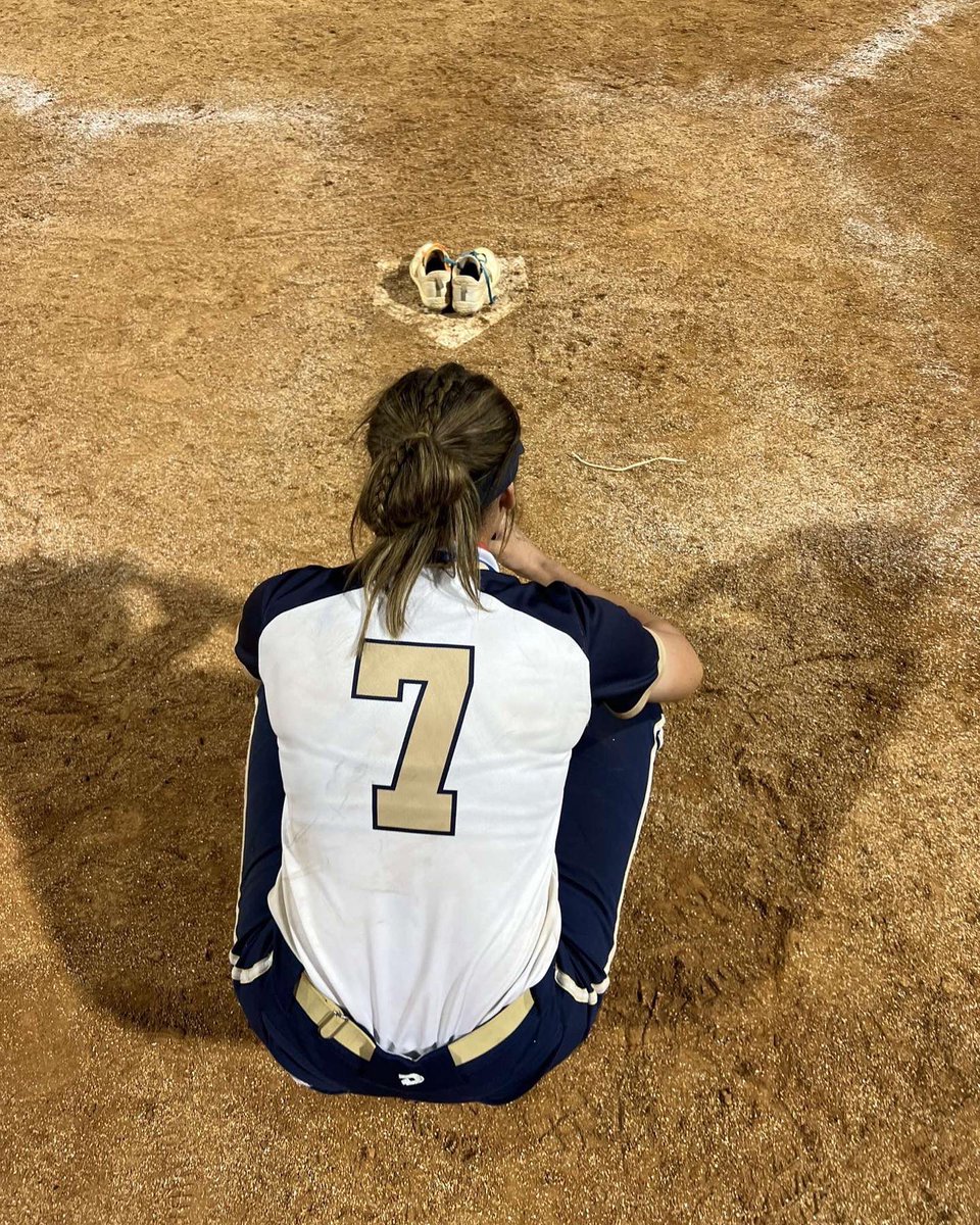 leighannn_11's tweet photo. winning a state championship on my home field is a moment i will remember forever. these girls made me love the game more than i knew could.🧡 #7signingout https://t.co/K07yUHUplY