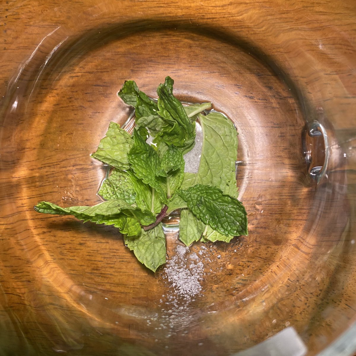 لا خَيرَ في شـاي ليسَ فيهِ نعناعُ🍃.

t.me/tea_mbhr
#شاي #مشروب_العُظماء #تصويري