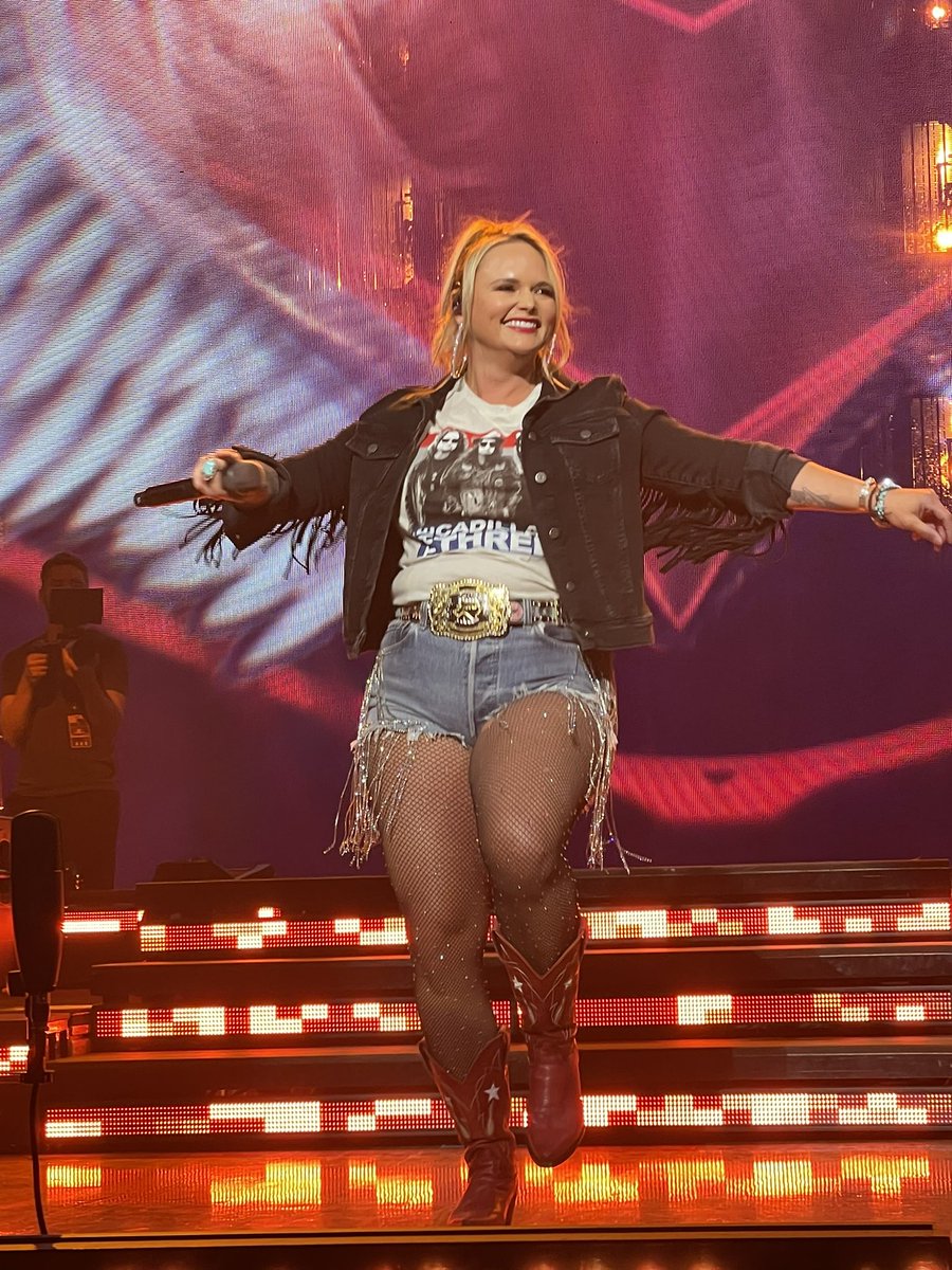 _alliereichert's tweet photo. just miss queen @mirandalambert showing us all why she was long overdue for that EOTY win https://t.co/zfmxWmYiNz