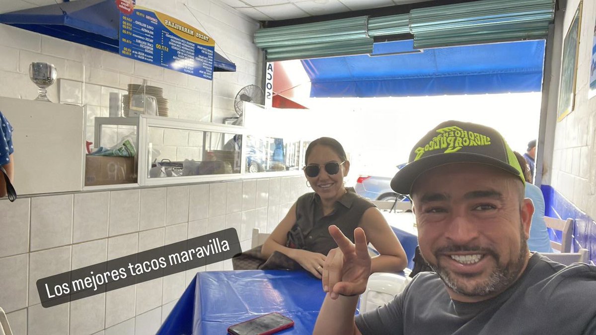 Vamos a hacerle los honores a los riquísimos Tacos Maravilla, acompañado de mi esposa Nancy.

Excelente domingo a todos! ✌️